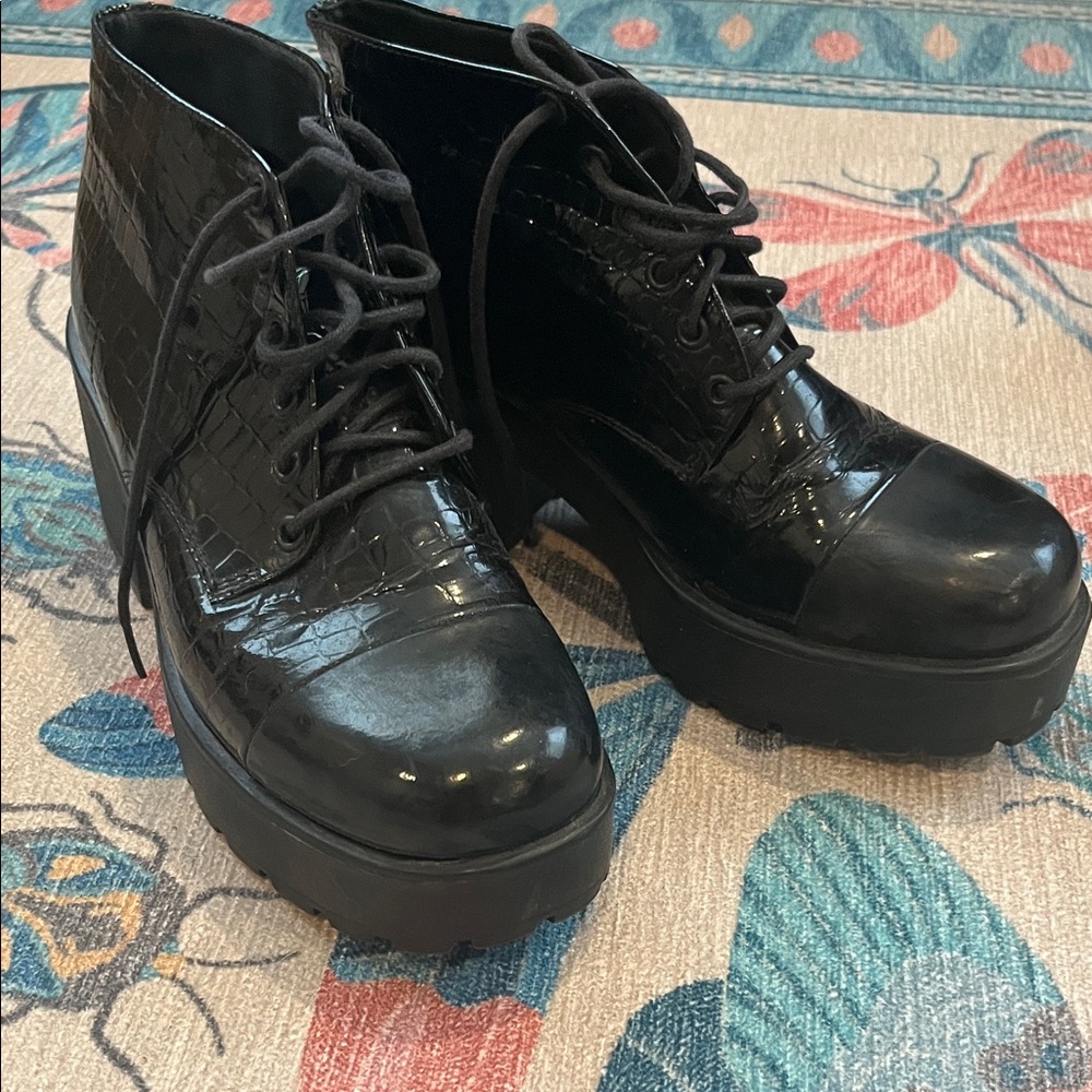 Vagabond Black Glossy Lace-Up Boots
